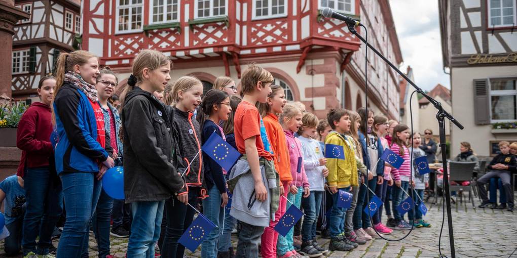  Kinder vom Goethegymnasium Bensheim und der Schloss-Schule Heppenheim singen für Europa.<br>