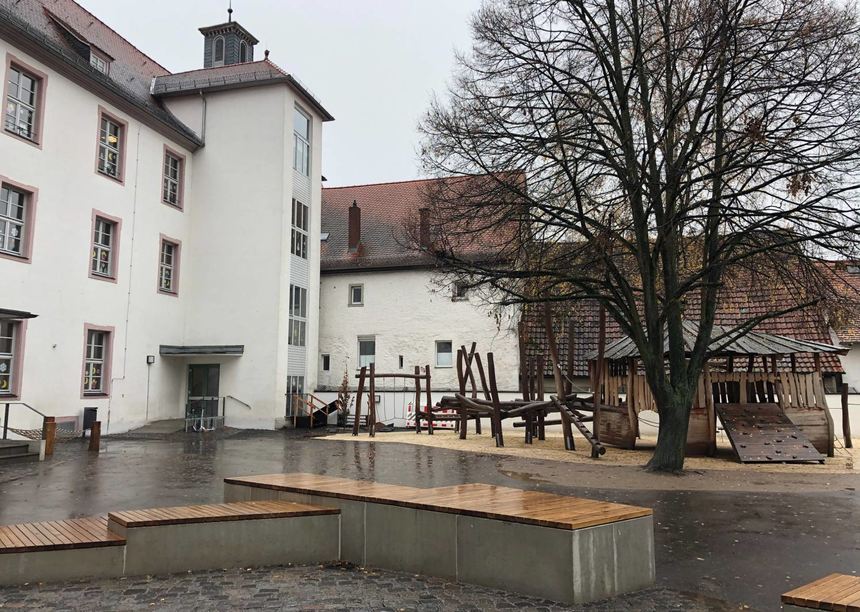 Auf dem Hof der Schlossschule gibt es nun ein neues Klettergerüst und Sitzgelegenheiten.